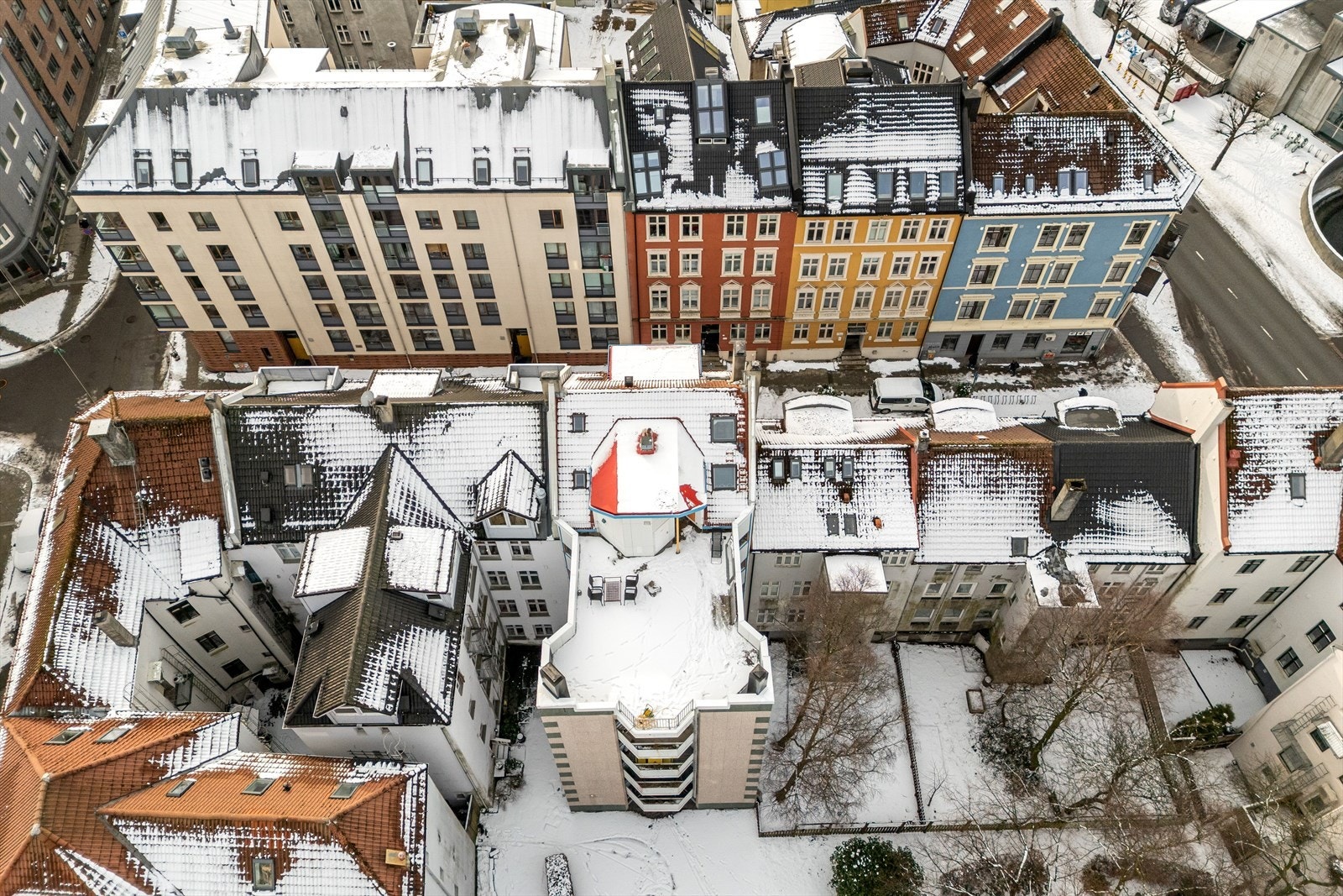 Bygget har nyere fasade, heis og utgang til koselig bakgård. Galleribilde