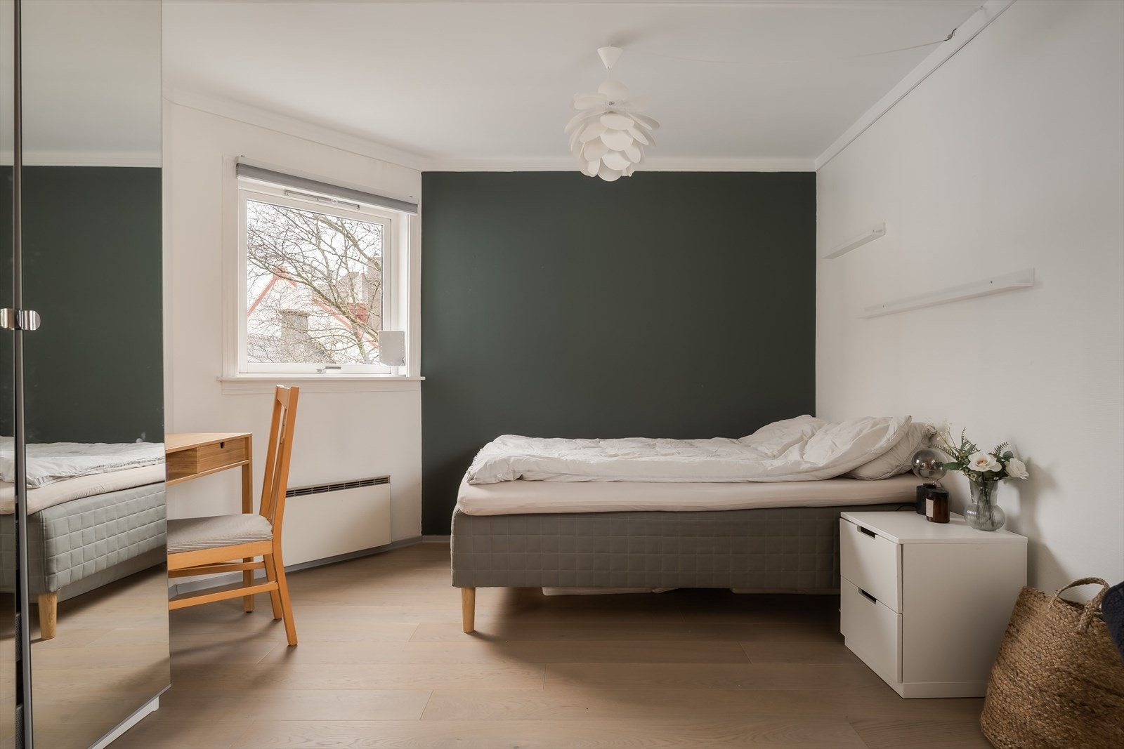 Soverom 1 | Romslig soverom malt i moderne farger (10,9m2) Galleribilde