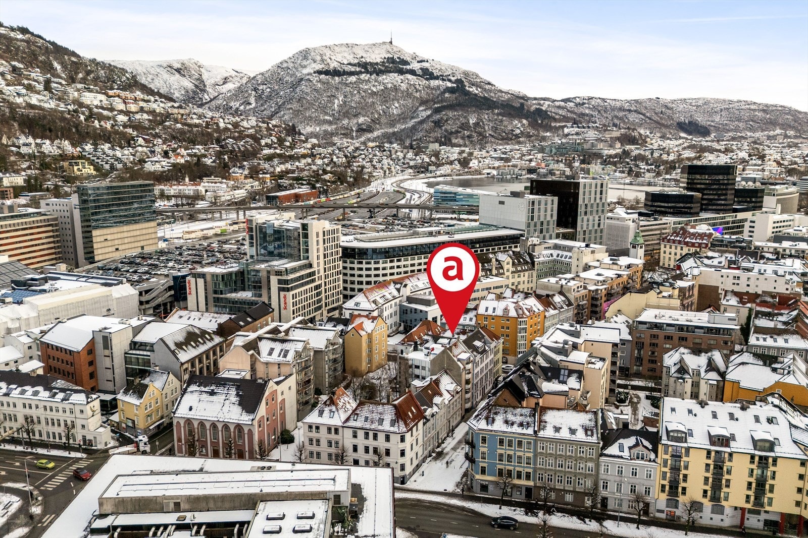 Her får man en god oversikt over området rundt | Bystasjonen med buss, bybane etc. ADO-arena. Togstasjonen. Galleribilde