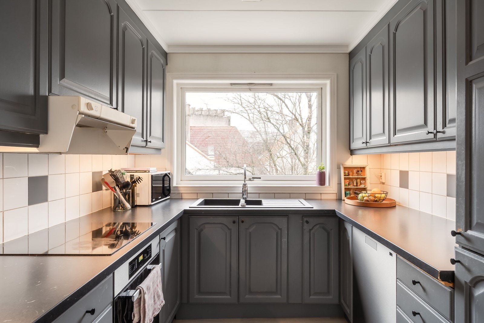 Kjøkken med profilerte fronter og fliset over benkeplate | Godt med skapplass. Galleribilde