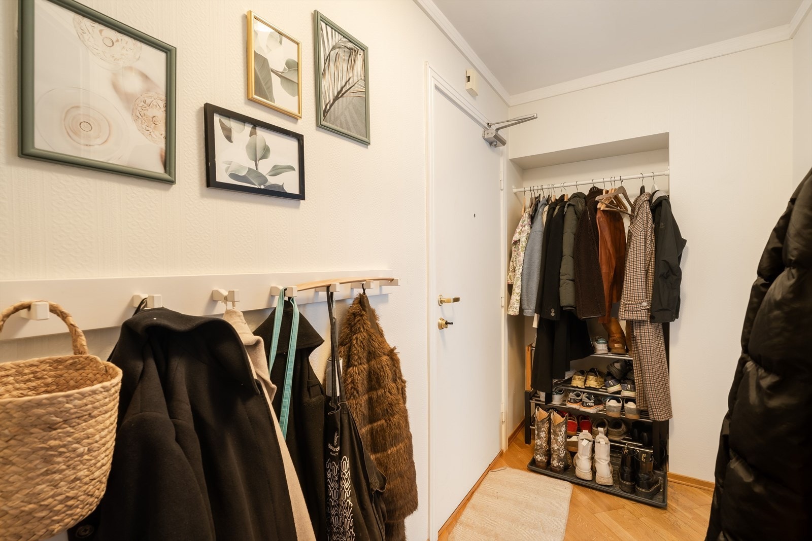 Velkommen inn! | Du blir møtt av en romslig entré med gode oppbevaringsmuligheter Galleribilde