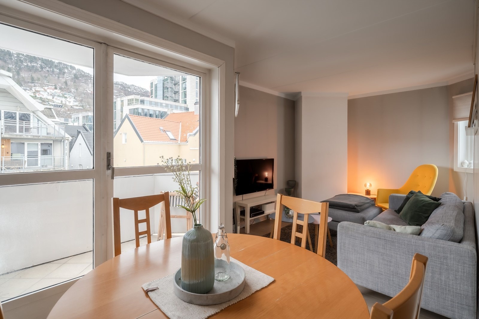 Leiligheten er lys og trivelig med gode kvaliteter | Her kommer man opp fra gateplan som gir godt utsyn og mindre innsyn Galleribilde