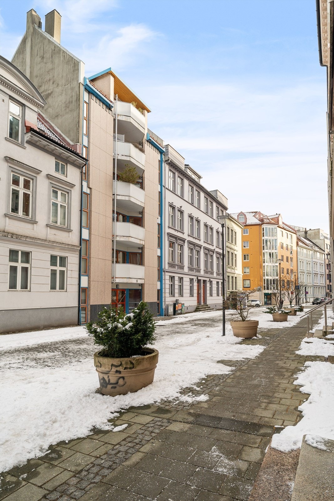 Meget sentral beliggenhet i Bergen sentrum ved Grieghallen og Bystasjonen like ved. Bybanestopp. Galleribilde
