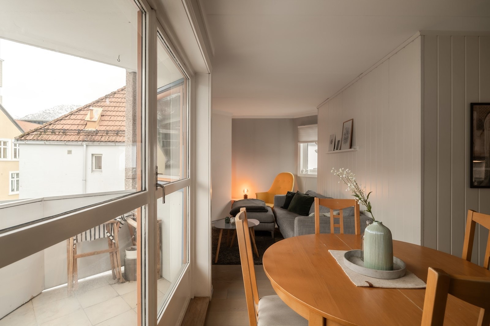 Fra stuen er det utgang til balkong | Nyere parkett i stuen Galleribilde