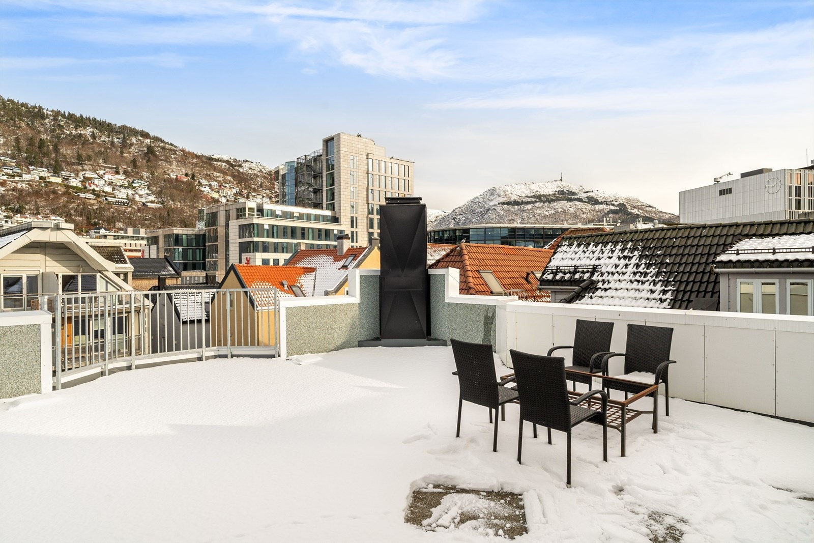 Stor felles takterasse med gode sol- og utsiktsforhold | Her ser man rett mot Fløien og Ulriken. Galleribilde
