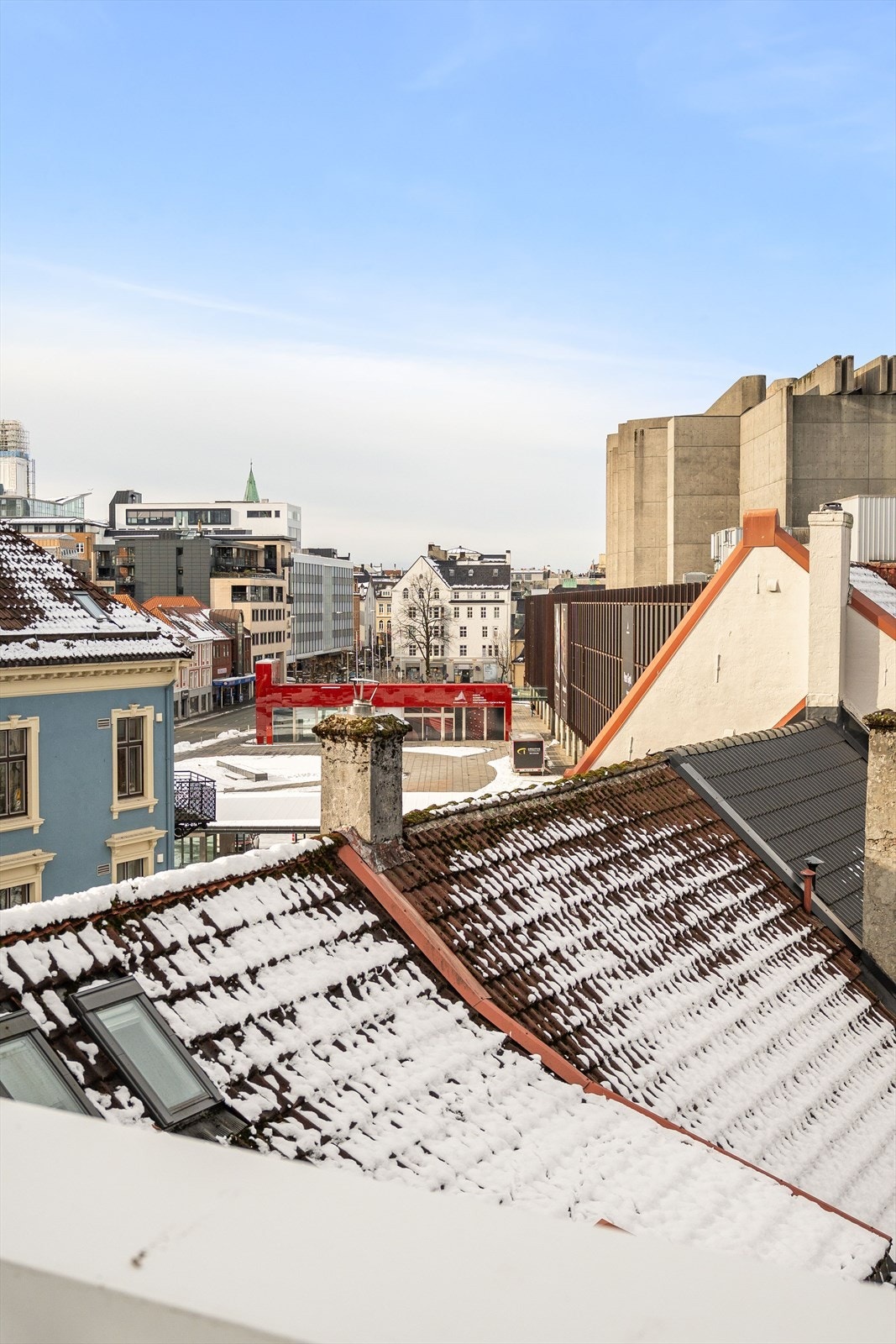 Her ser man mor Grieghallen fra terrassen Galleribilde