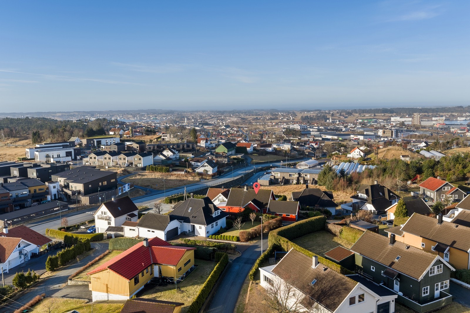 Solrik og vestvendt beliggenhet på en naturlig høyde med flott utsikt. Galleribilde