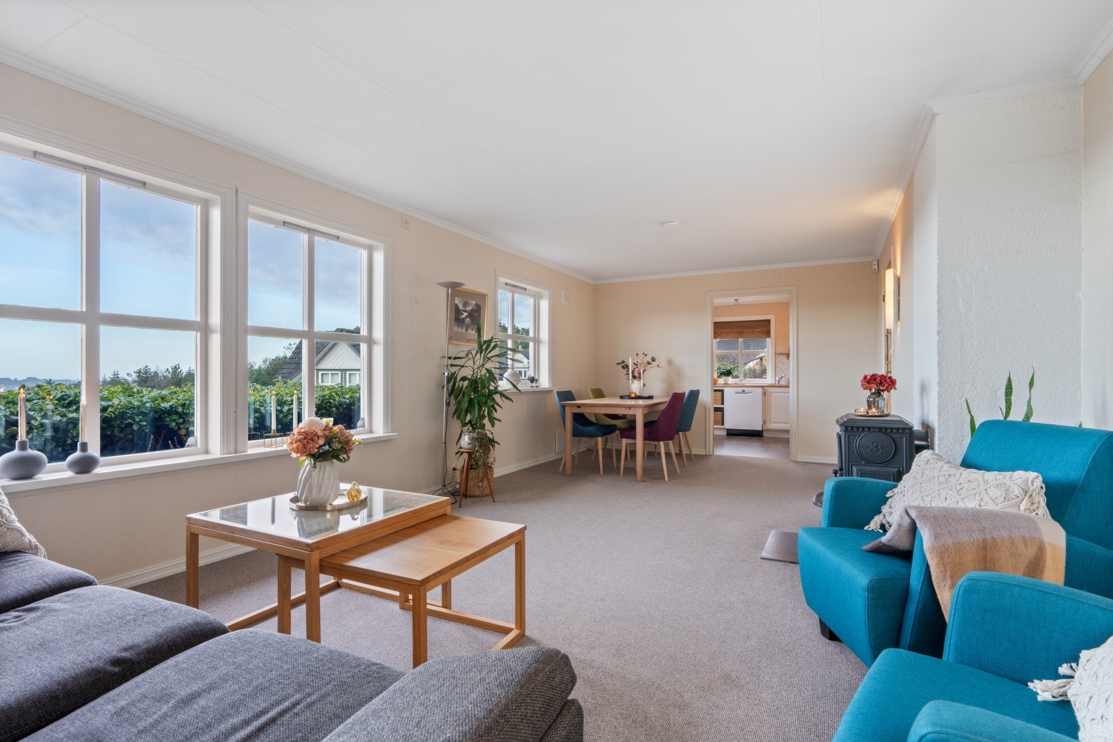 Stuen har godt med plass til spisestue og sofagruppe. Galleribilde