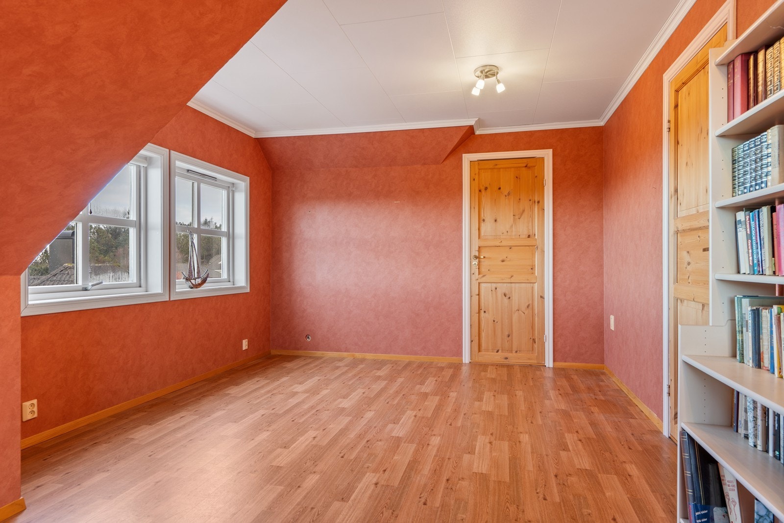 Loftstue. Galleribilde