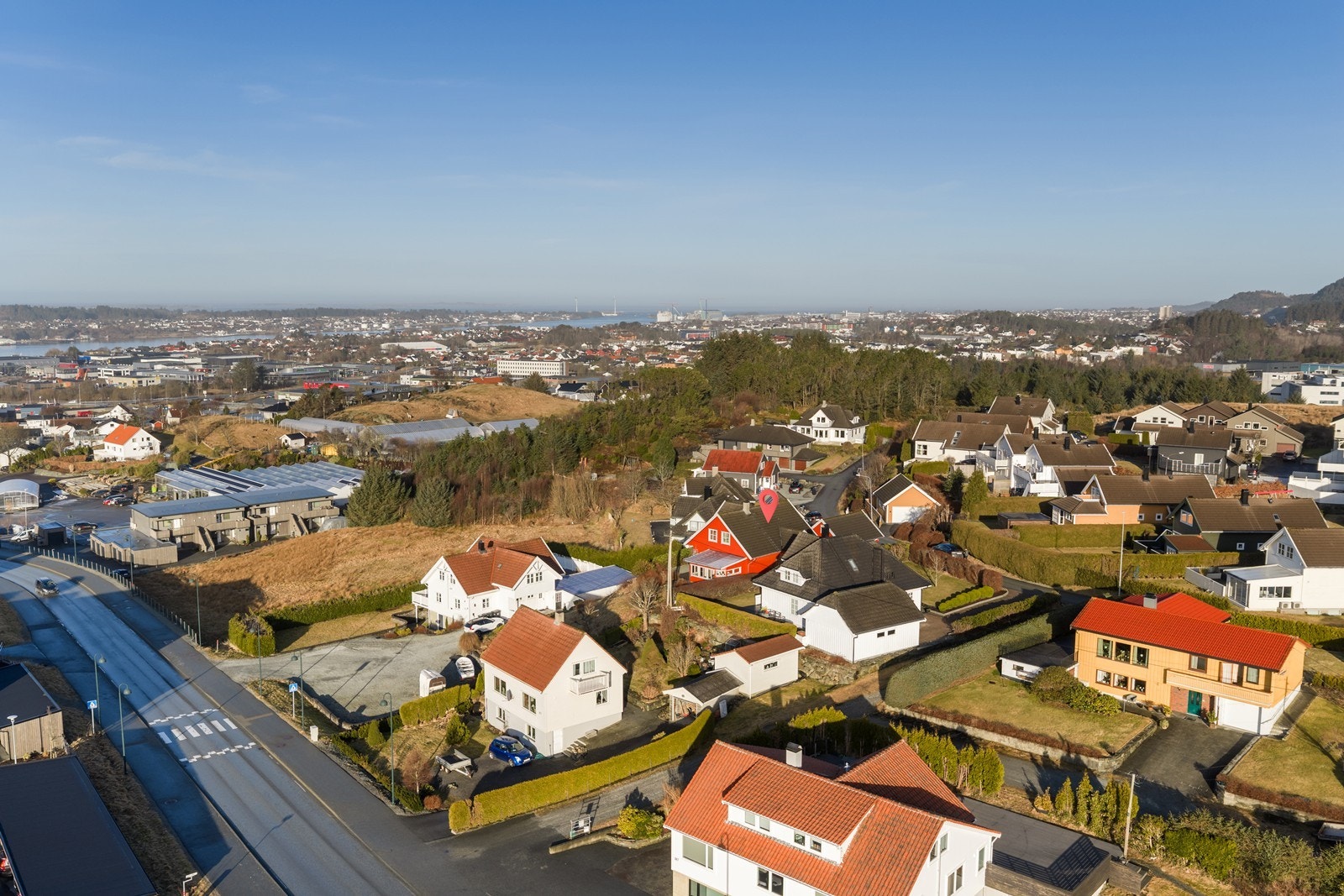 Her bor du med gangavstand til barnehager, skoler, idrettsanlegg og dagligvare. Både Oasen storsenter og Alti Amanda med alle fasiliteter er kun en kort spasertur unna og man har flotte turområder med blant annet Spannhelgeland og Norheimskogen. Galleribilde