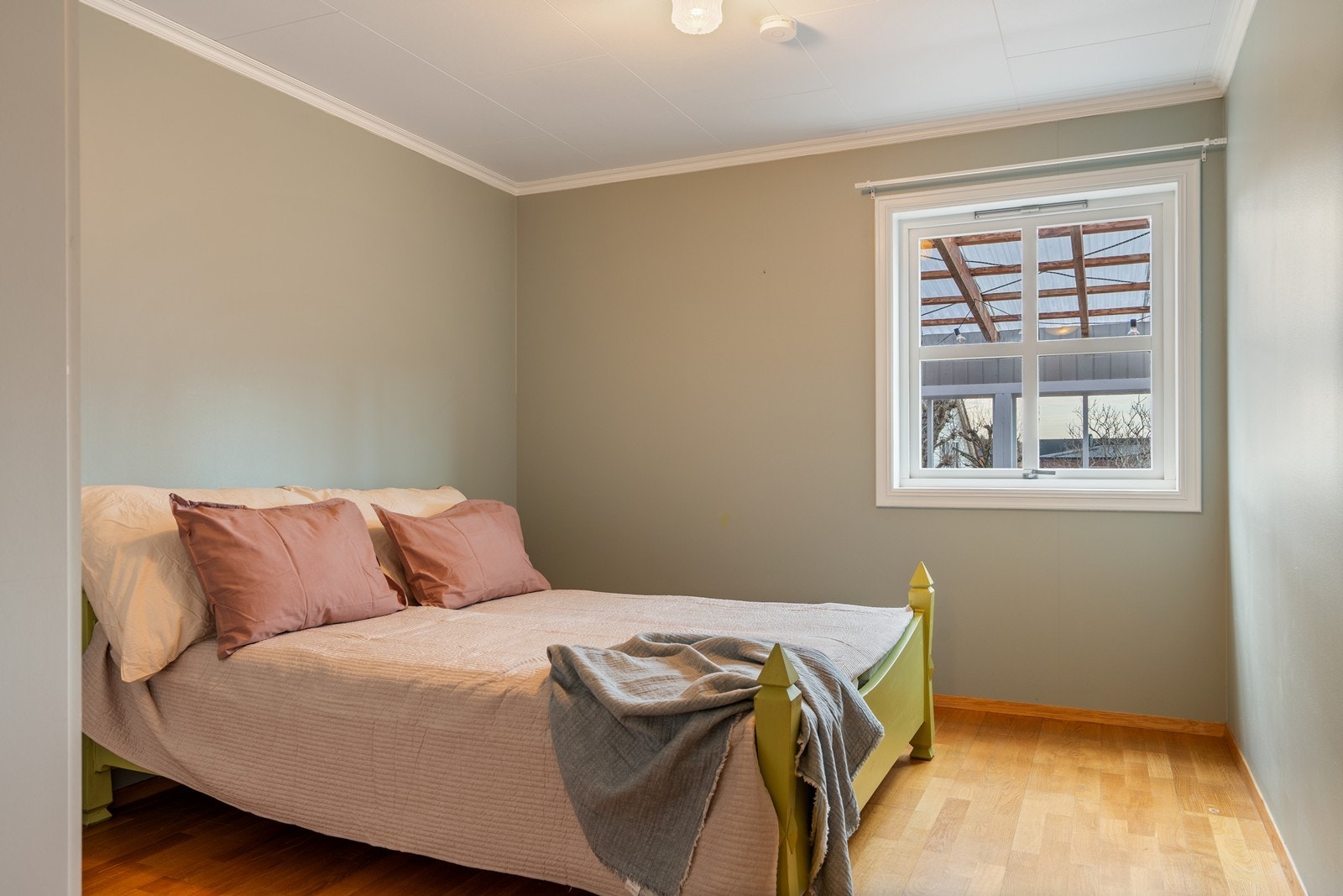 Lyst og trivelig soverom på hovedplan. Galleribilde