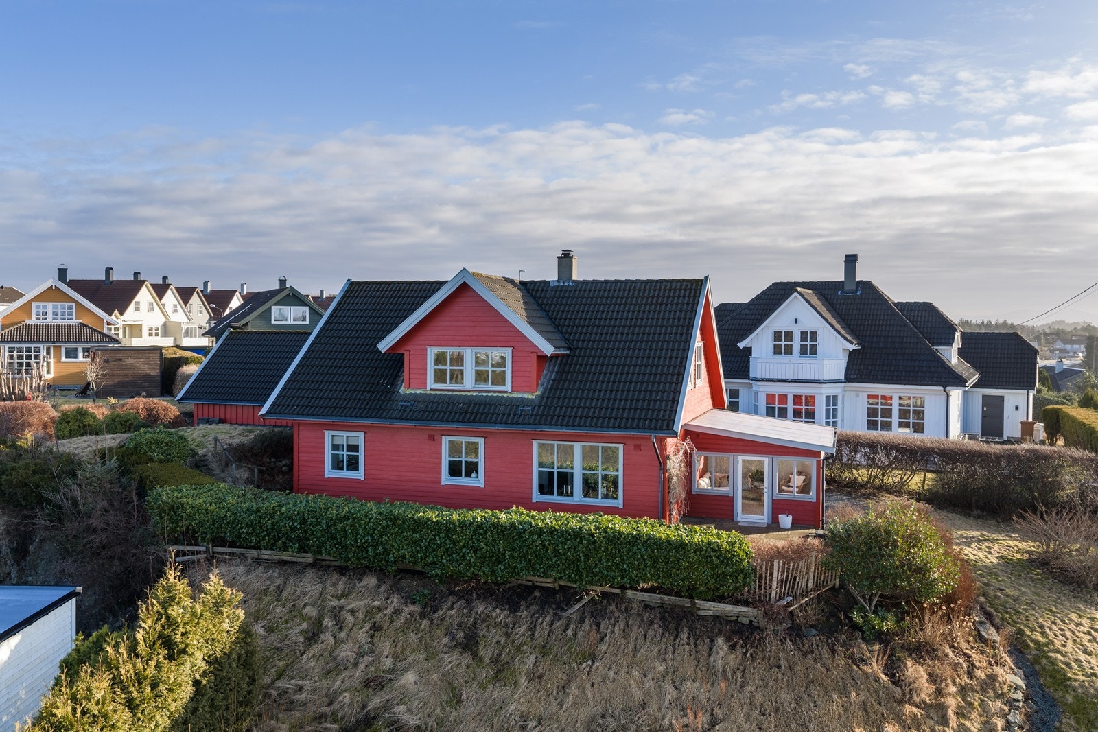 Velkommen til Stølsmyrvegen 132 !
Trivelig enebolig med flott utsikts beliggenhet, usjenert solrik terrasse og hage. Flott beliggende i et familievennlig og populært boligområde på Spanne. Boligen har en god planløsning med alt på et plan + loft. Galleribilde