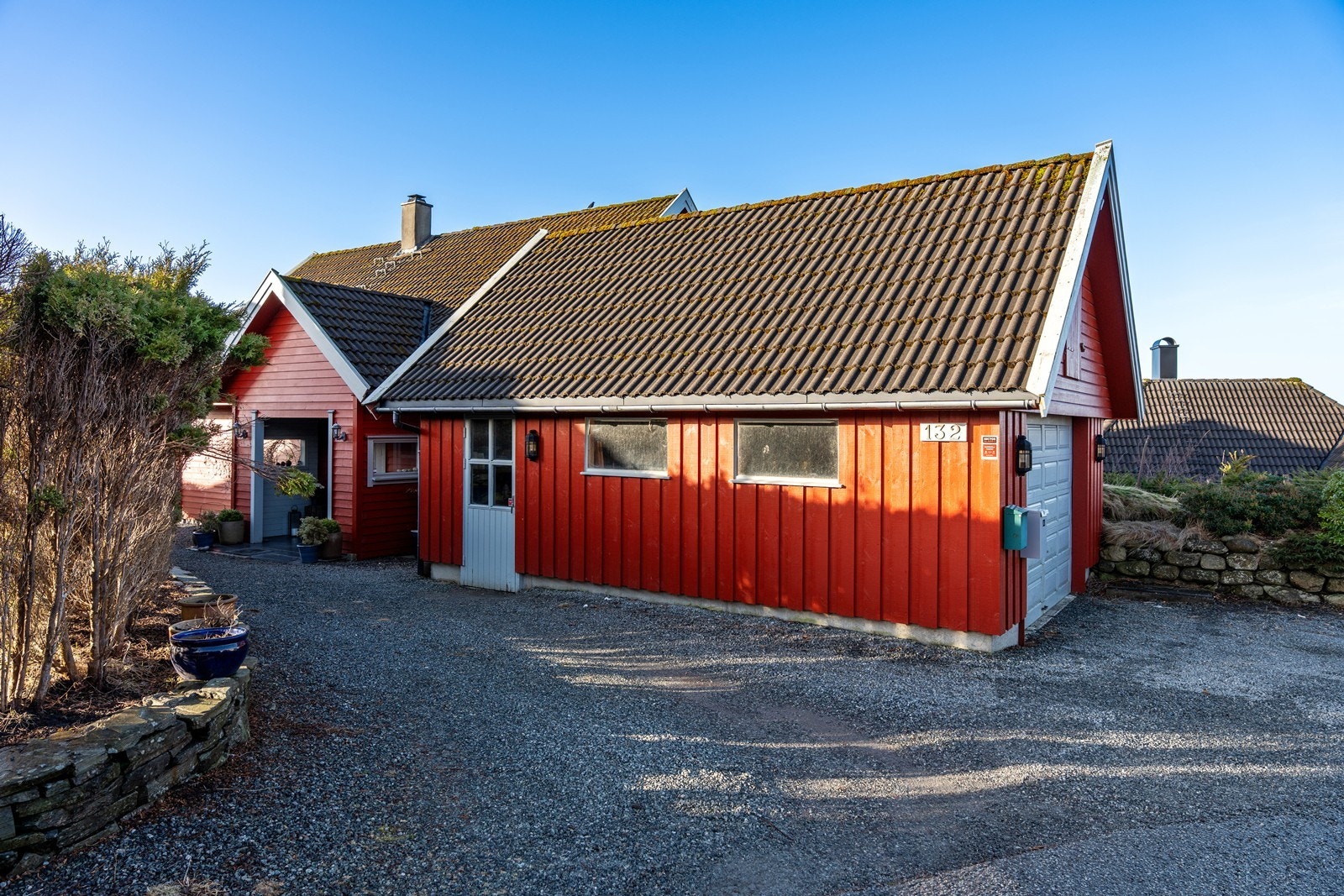 Trivelig gårdsplass med garasje. Galleribilde