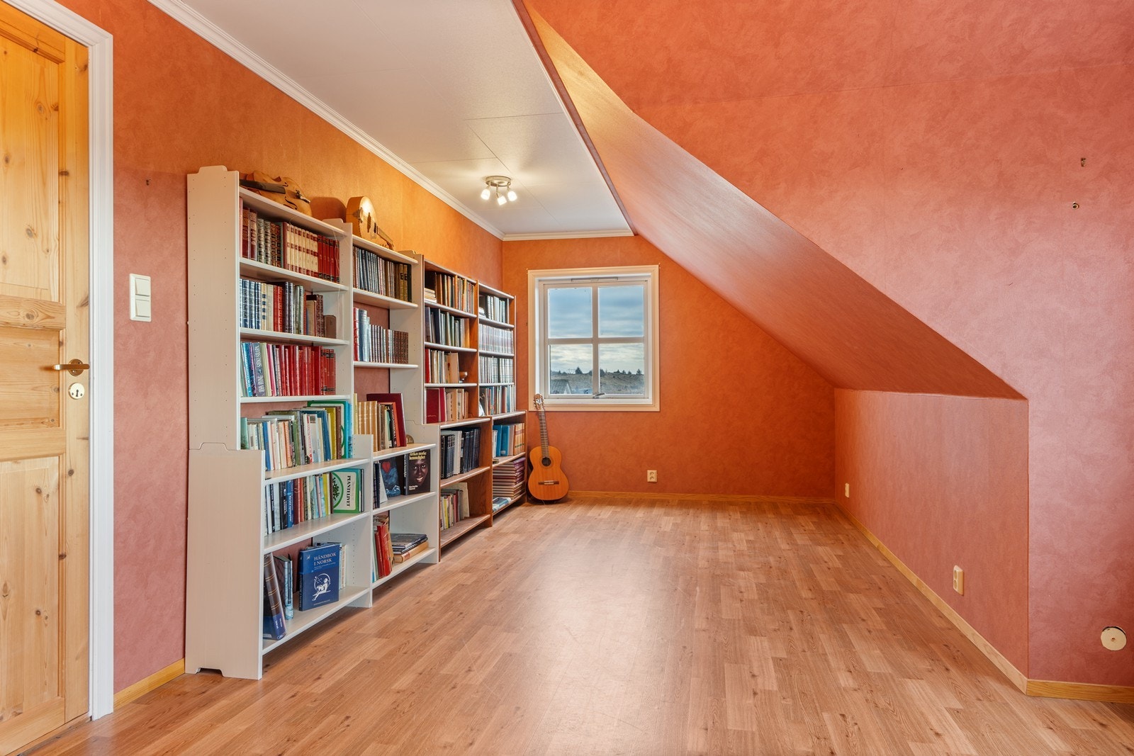 Stor loftstue 2., etg. På opprinnelig plantegning er dette rommet delt i loftstue og soverom. Galleribilde