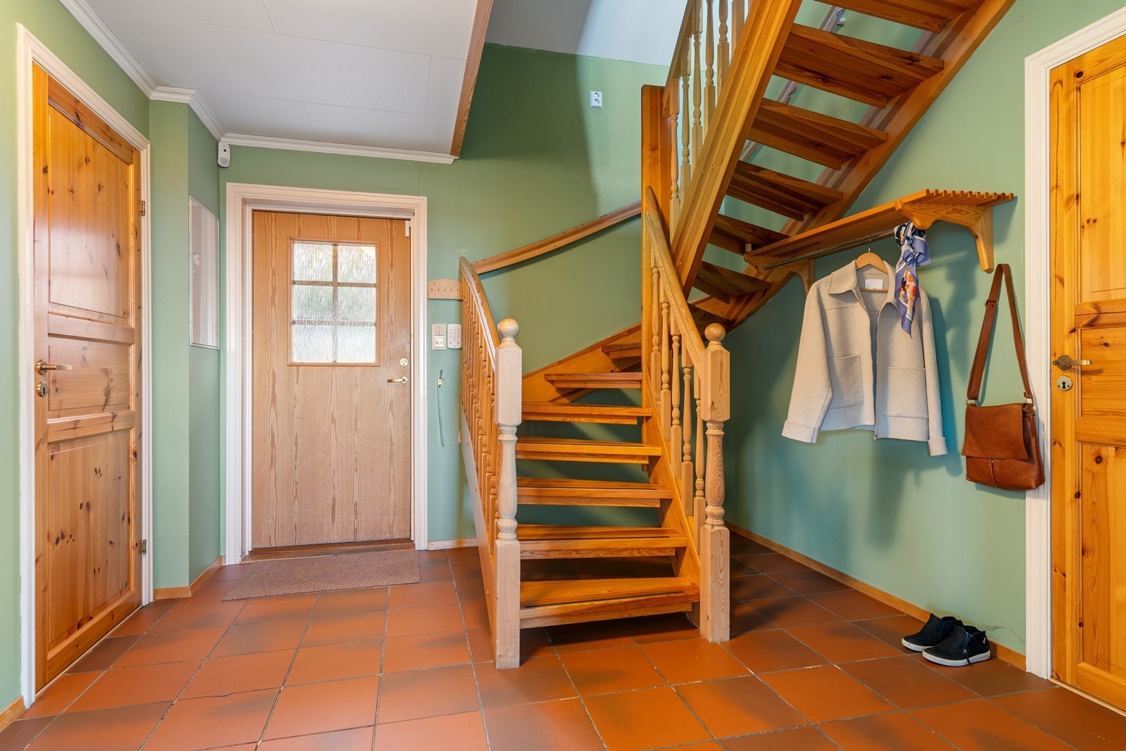 Velkommen inn gang/hall med fliser på gulv. Galleribilde