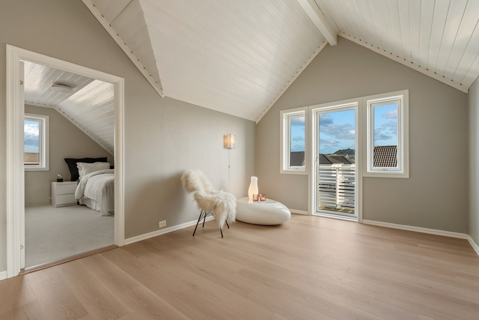 Boligen har en svært kjekk loftstue med flotte gulvoverflater, ekstra takhøyde og utgang til balkong. Galleribilde