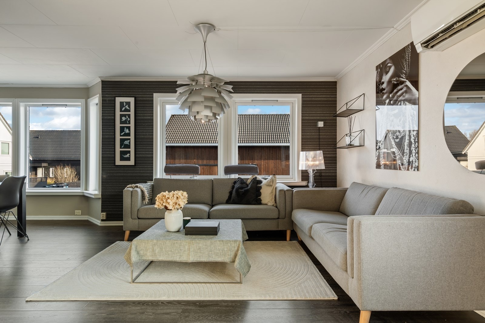 Boligens stue og kjøkken er i åpen løsning, og har en naturlig inndeling i soner. Galleribilde