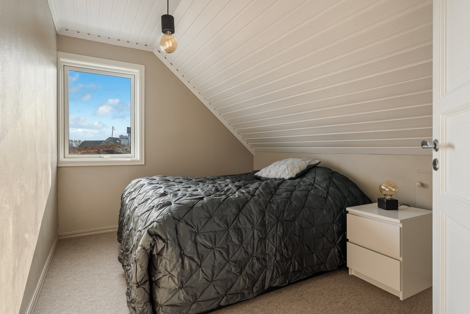 To av soverommene har lyse vegg til vegg tepper på gulvoverflatene. Galleribilde