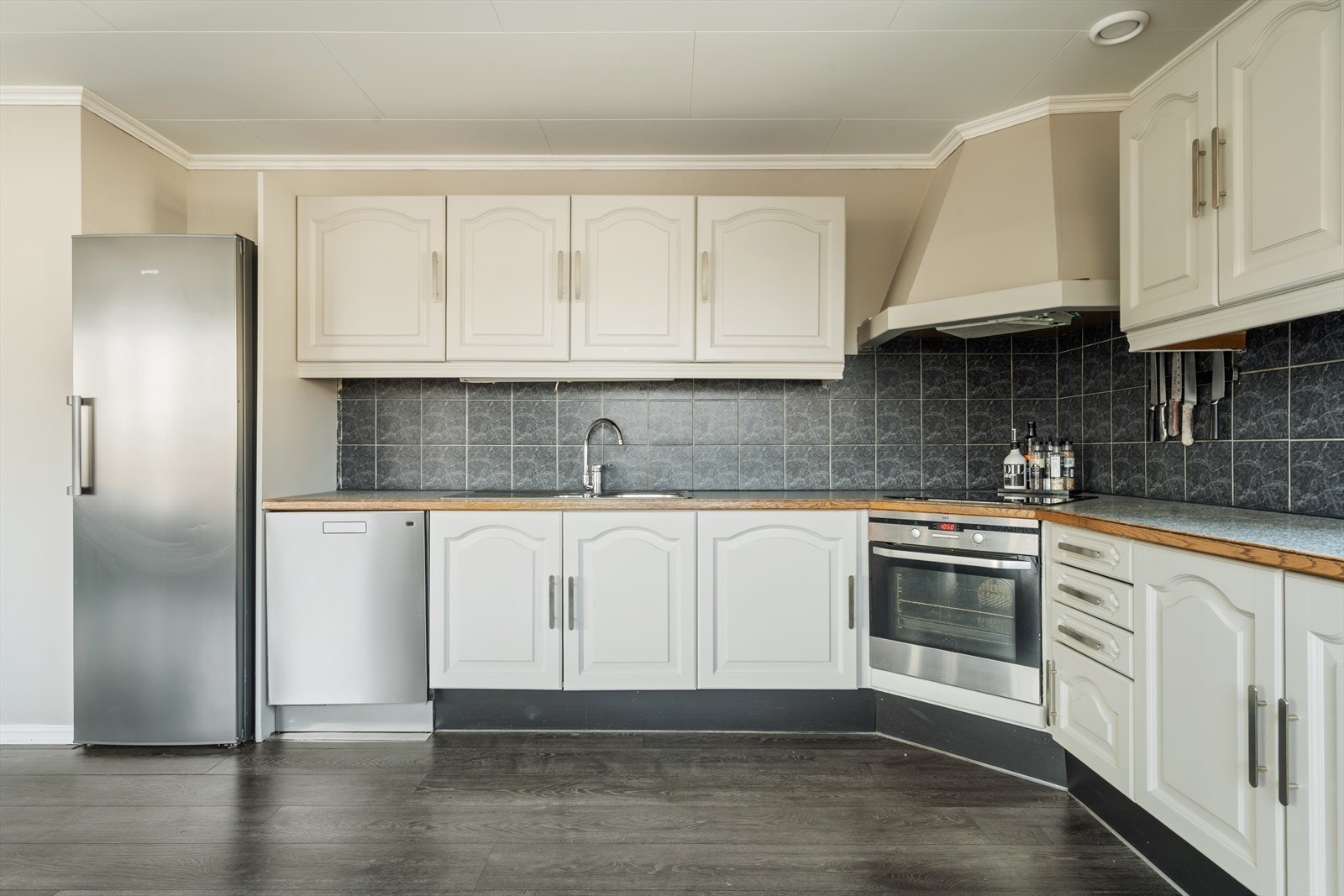 I kjøkkenet har en god plass til et stort spisebord. Galleribilde