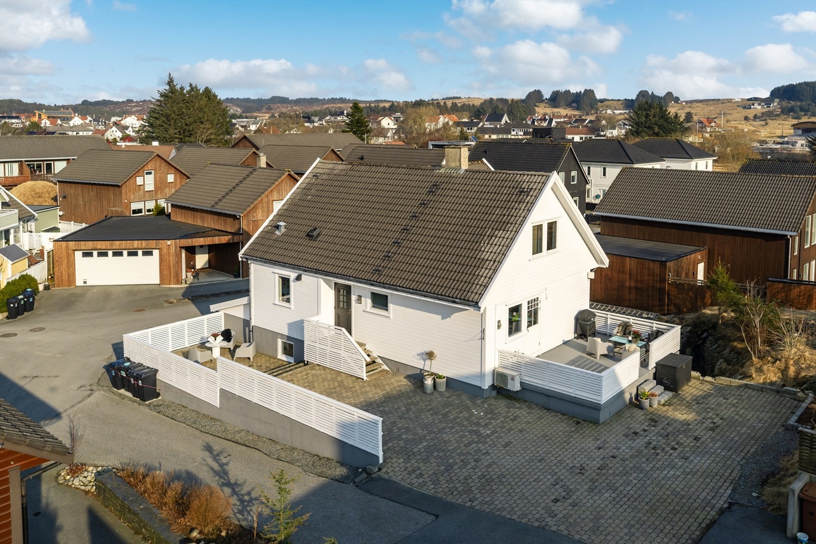 Eiendommen er pent opparbeidet med lettstelte uteareal og flere soner. Galleribilde