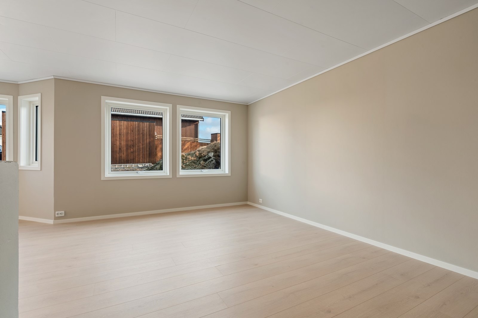 I 2025 ble også alle vinduer i leiligheten fornyet, unntatt vinduet på det minste soverommet. Galleribilde