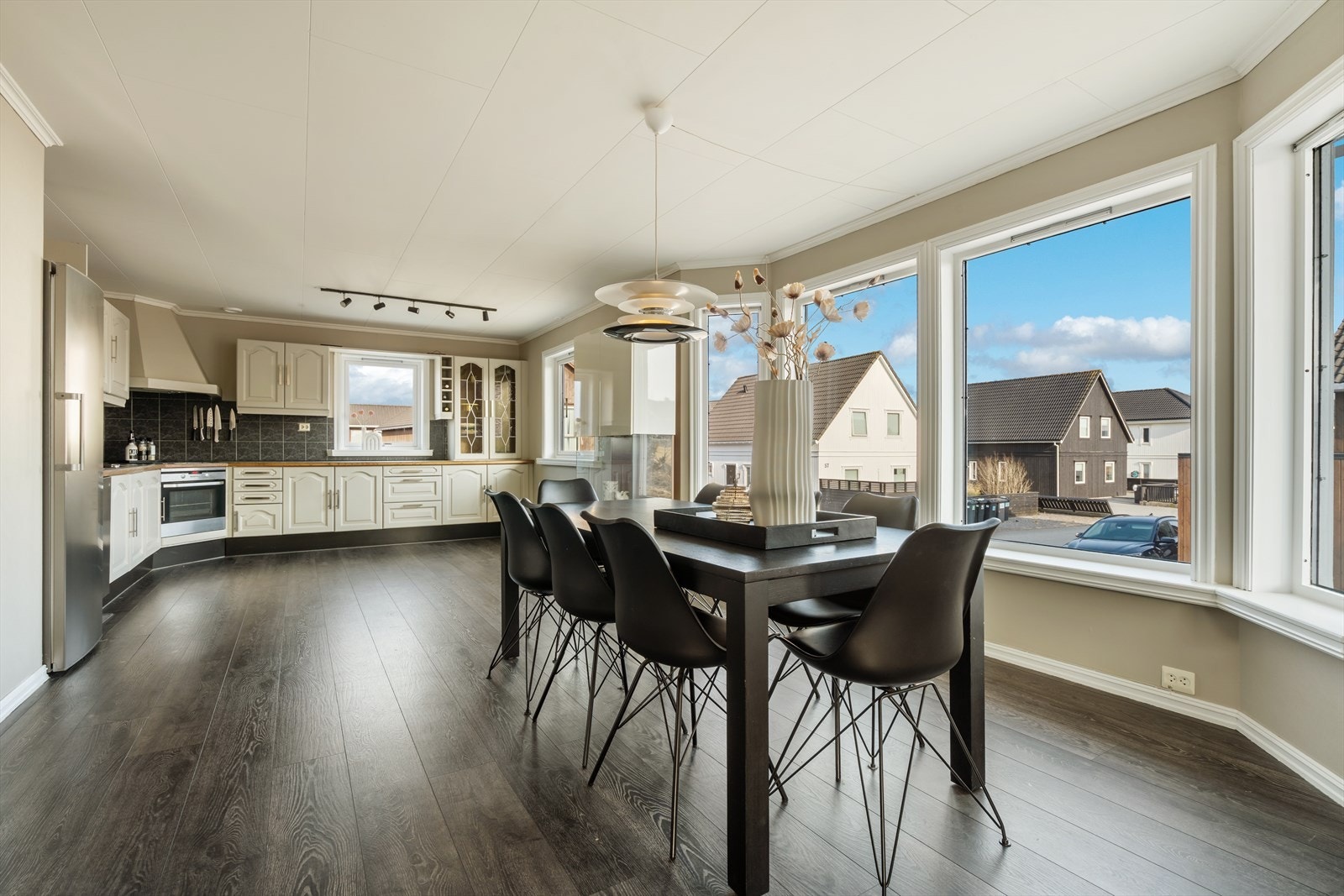 Romslig kjøkkeninnredning med godt av skap- og benkeplass. Galleribilde