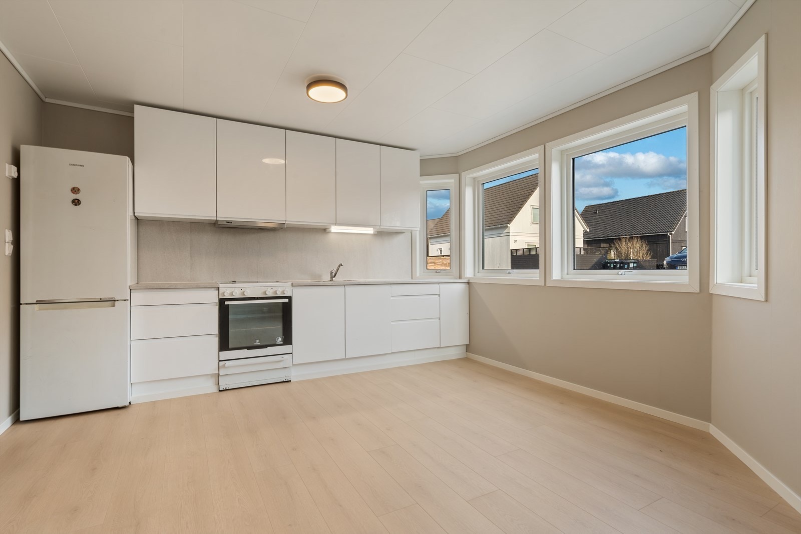 Leiligheten i underetasjen fremstår som moderne, lys og svært trivelig. Galleribilde