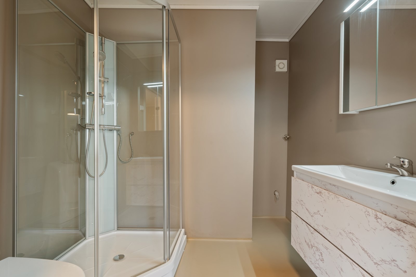 På baderommet er gulv- og veggoverflater nylig malt i moderne farger. Galleribilde