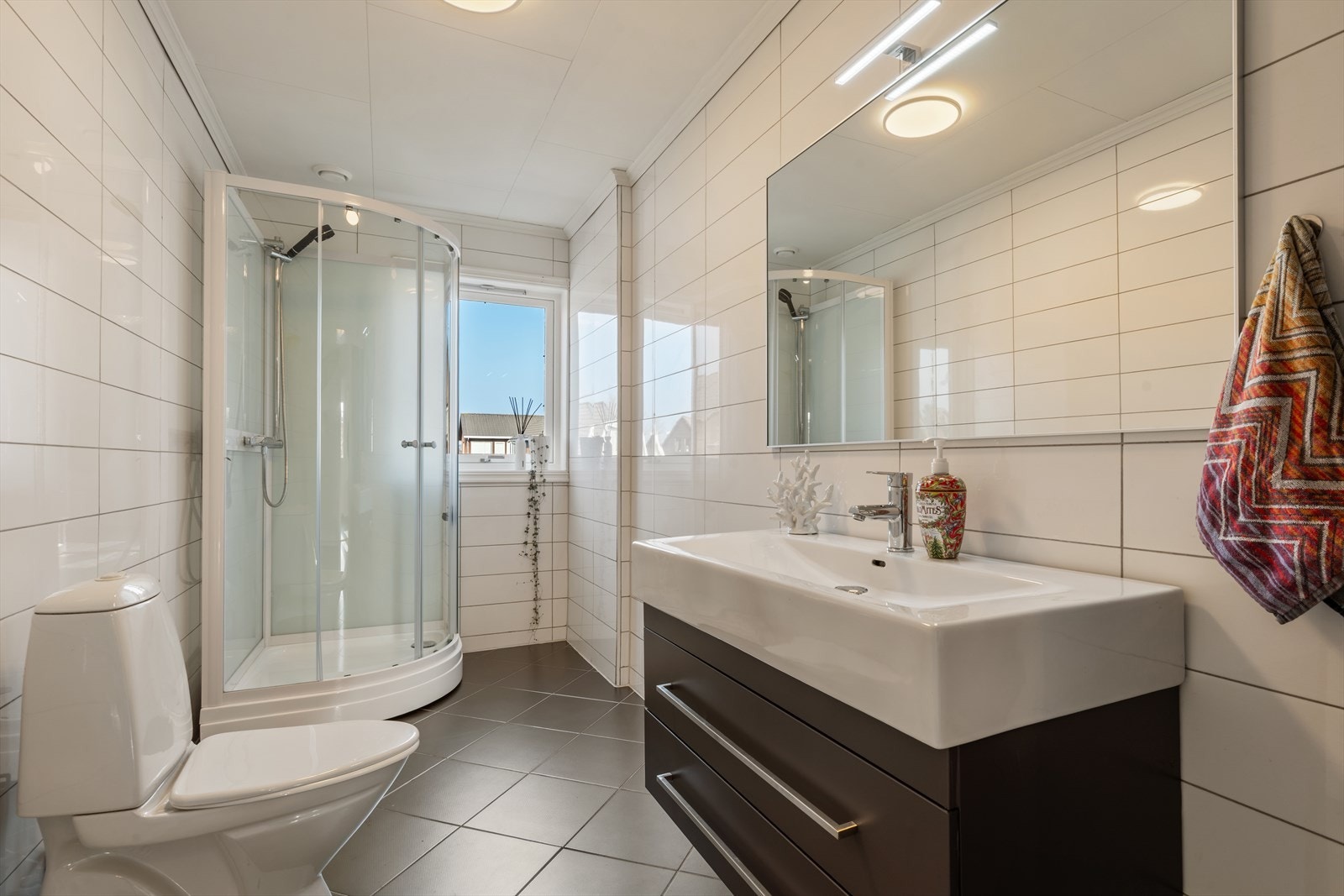 Baderommet i 2. etasje er helfliset og romslig av størrelse. Galleribilde