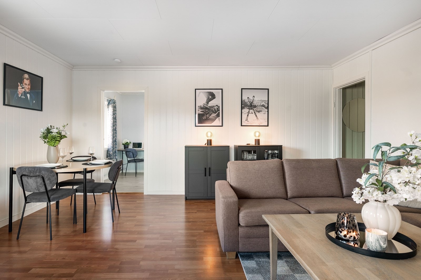 De innvendige gulvene består i all hovedsak av laminat. Veggene er kledd med trepanel og malte plater, med MDF-plater i stuen og slette, malte plater på soverommene Galleribilde