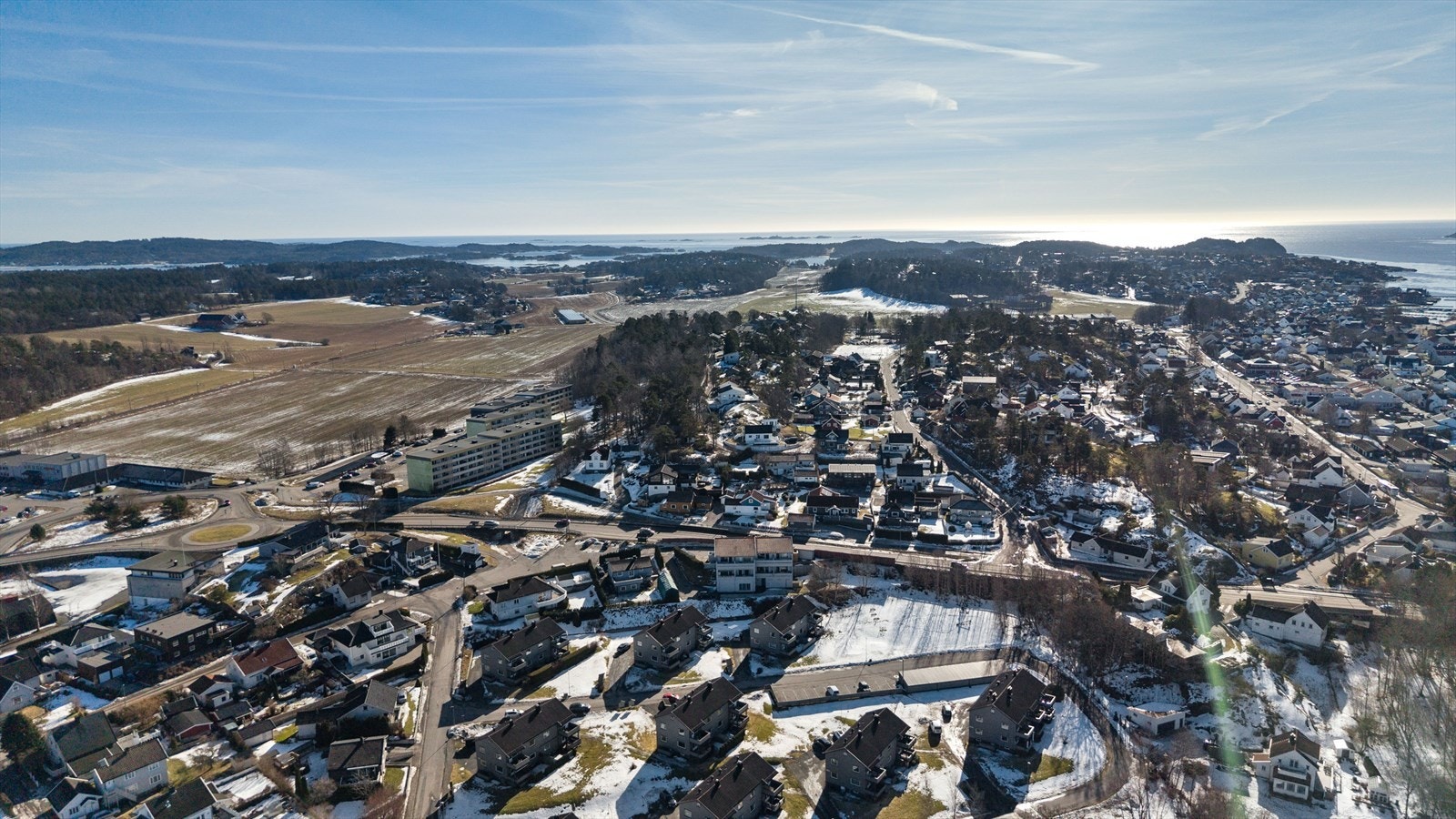 Fra leiligheten er det umiddelbar nærhet til REMA 1000 og kort vei til Gloppe og Øya, som byr på et bredt utvalg av dagligvarebutikker og andre servicetilbud. Galleribilde