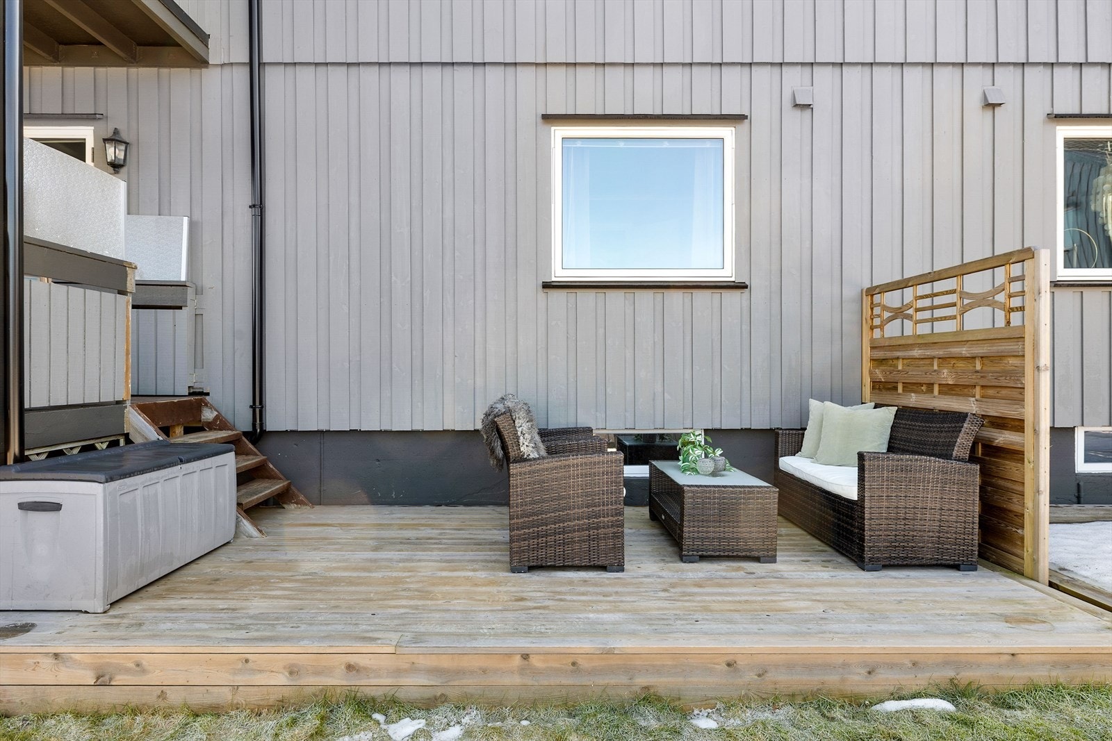 Videre kommer man ned på en terrasseplatting, med mulighet for en herlig sone til avslapning og sosialt samvær. Galleribilde