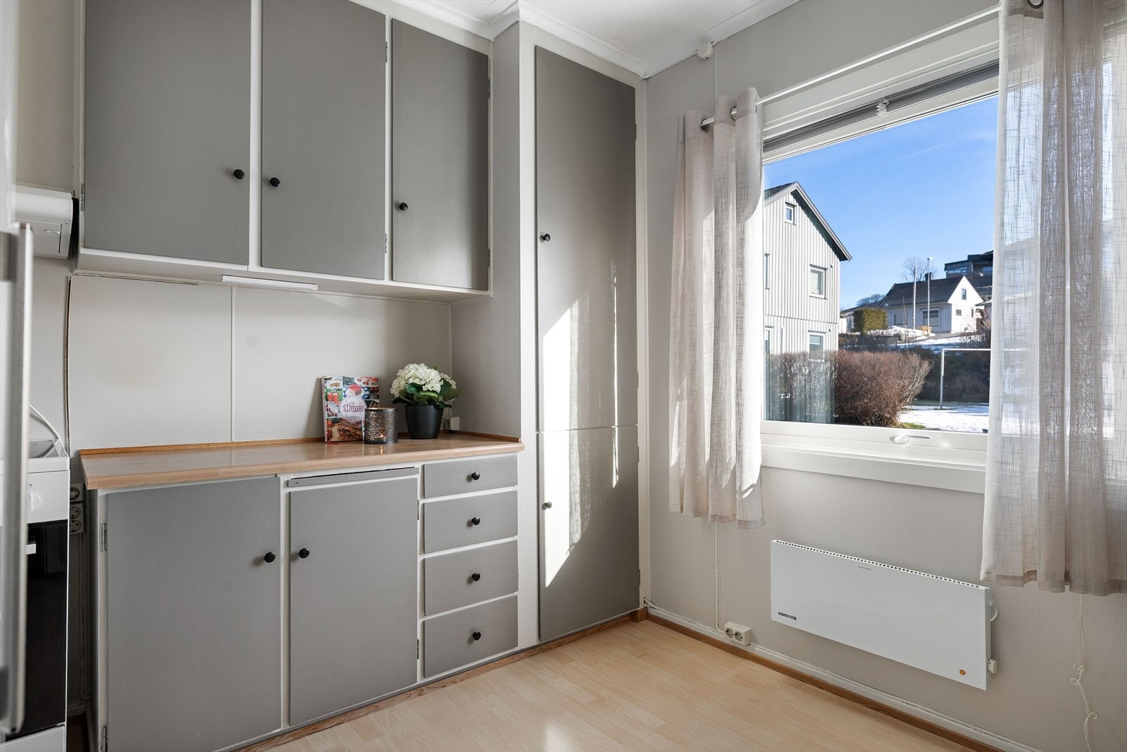 I innredningen er det avsatt plass til frittstående hvitevarer som komfyr og kjøle-/fryseskap. Galleribilde