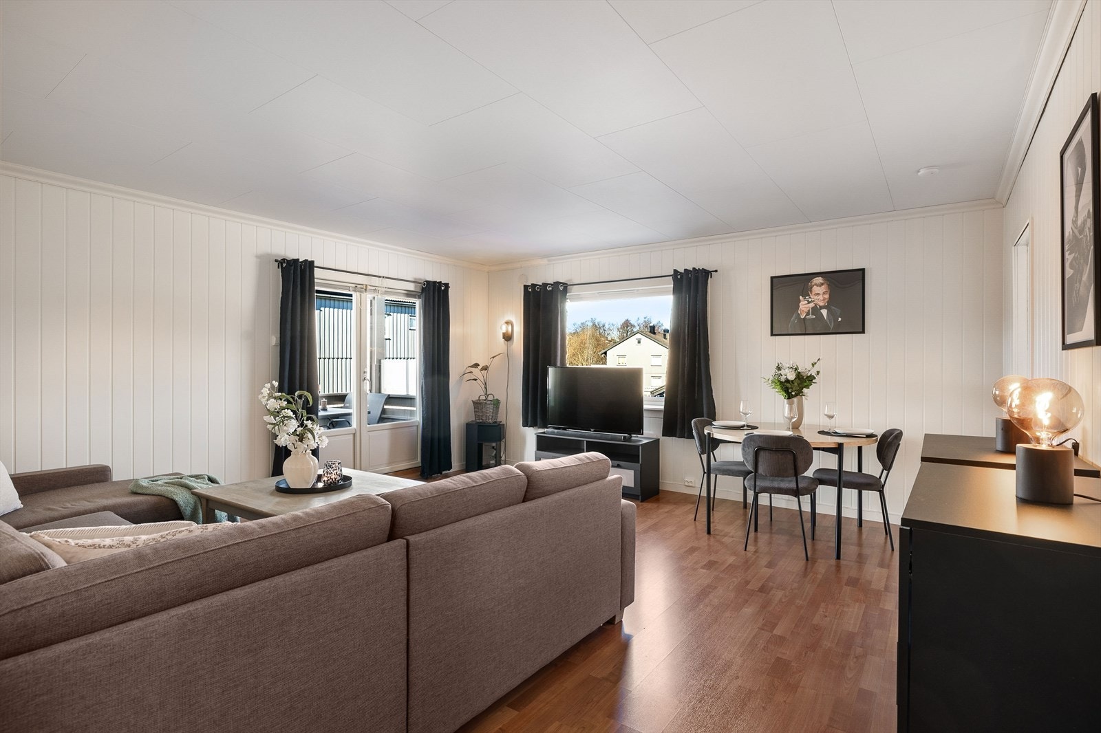 Stuen er fleksibel med plass til både sofagruppe og en liten spiseplass. Galleribilde