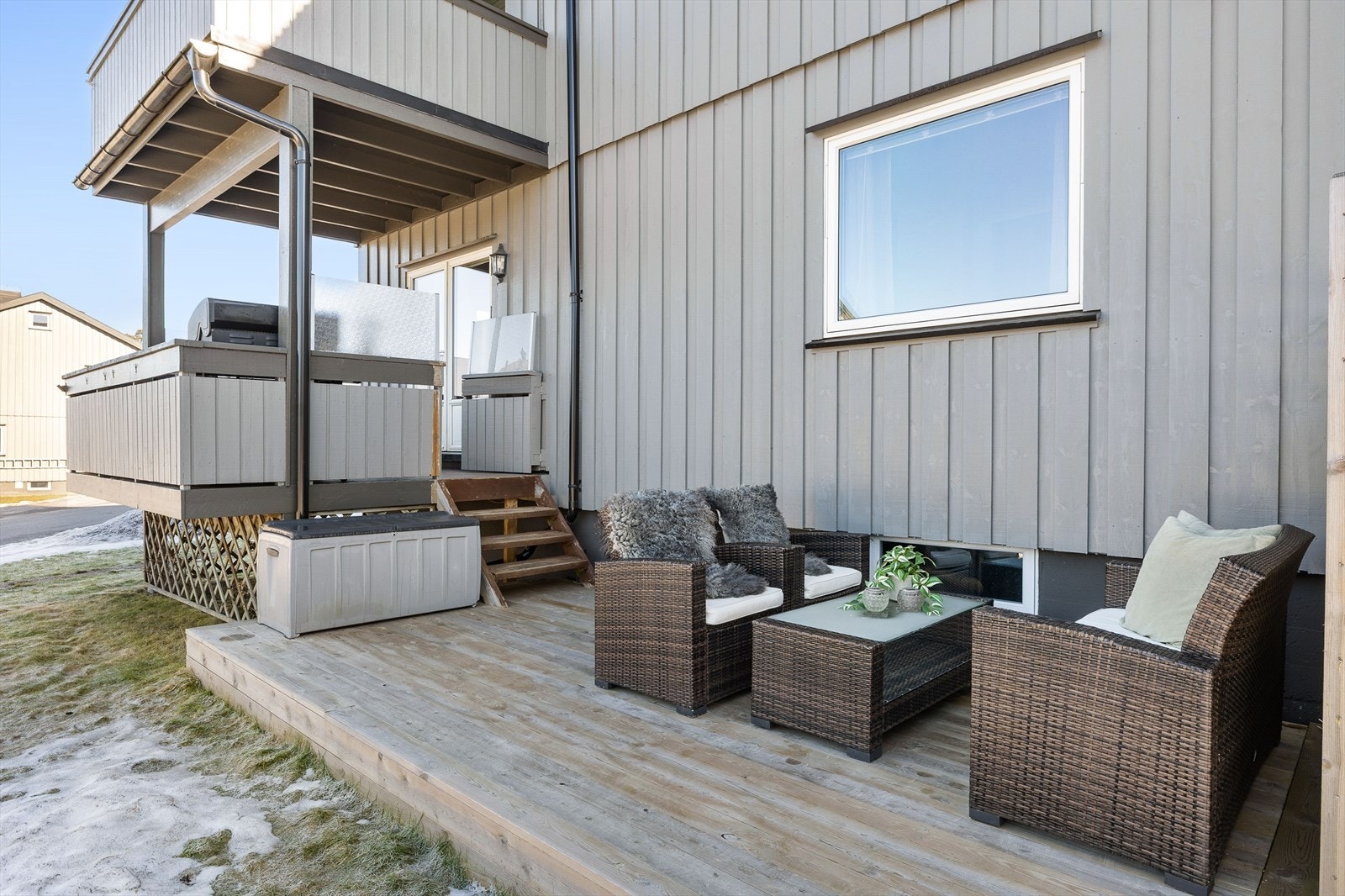Utendørs har man en hyggelig uteplass hvor deler er overbygget. Galleribilde