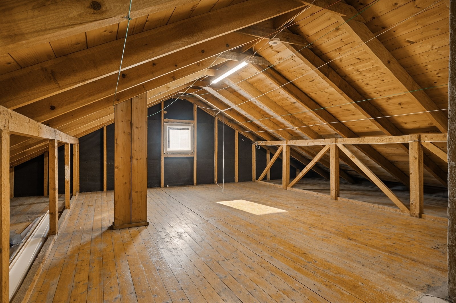 Det disponeres en stor bod i både kjeller og på loft, samt denne felles lagringsplassen på loftet Galleribilde