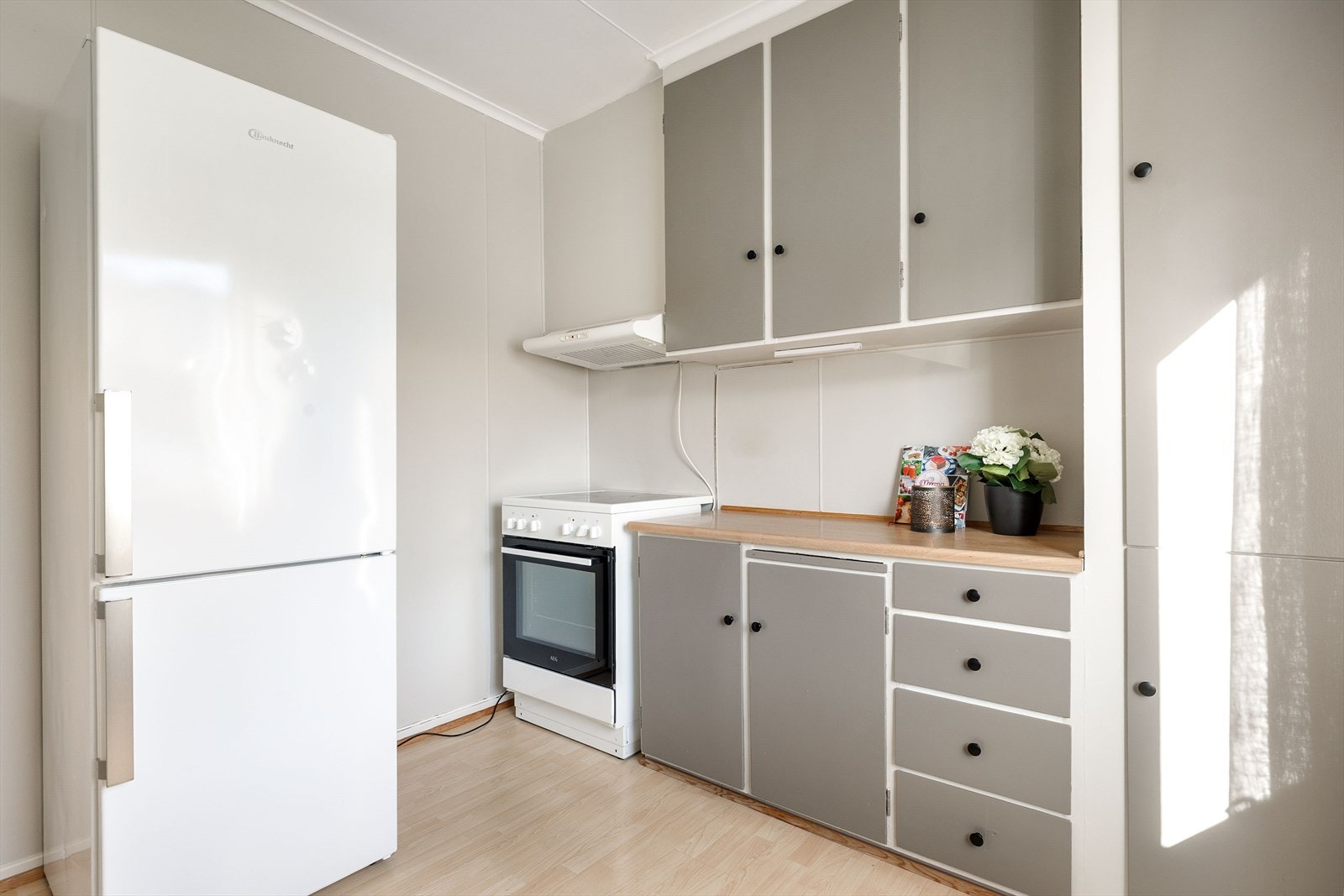 Kjøkkenet er utstyrt med ventilator med avtrekk til det fri, og det er installert system for vannstopp under kjøkkenbenken. Galleribilde