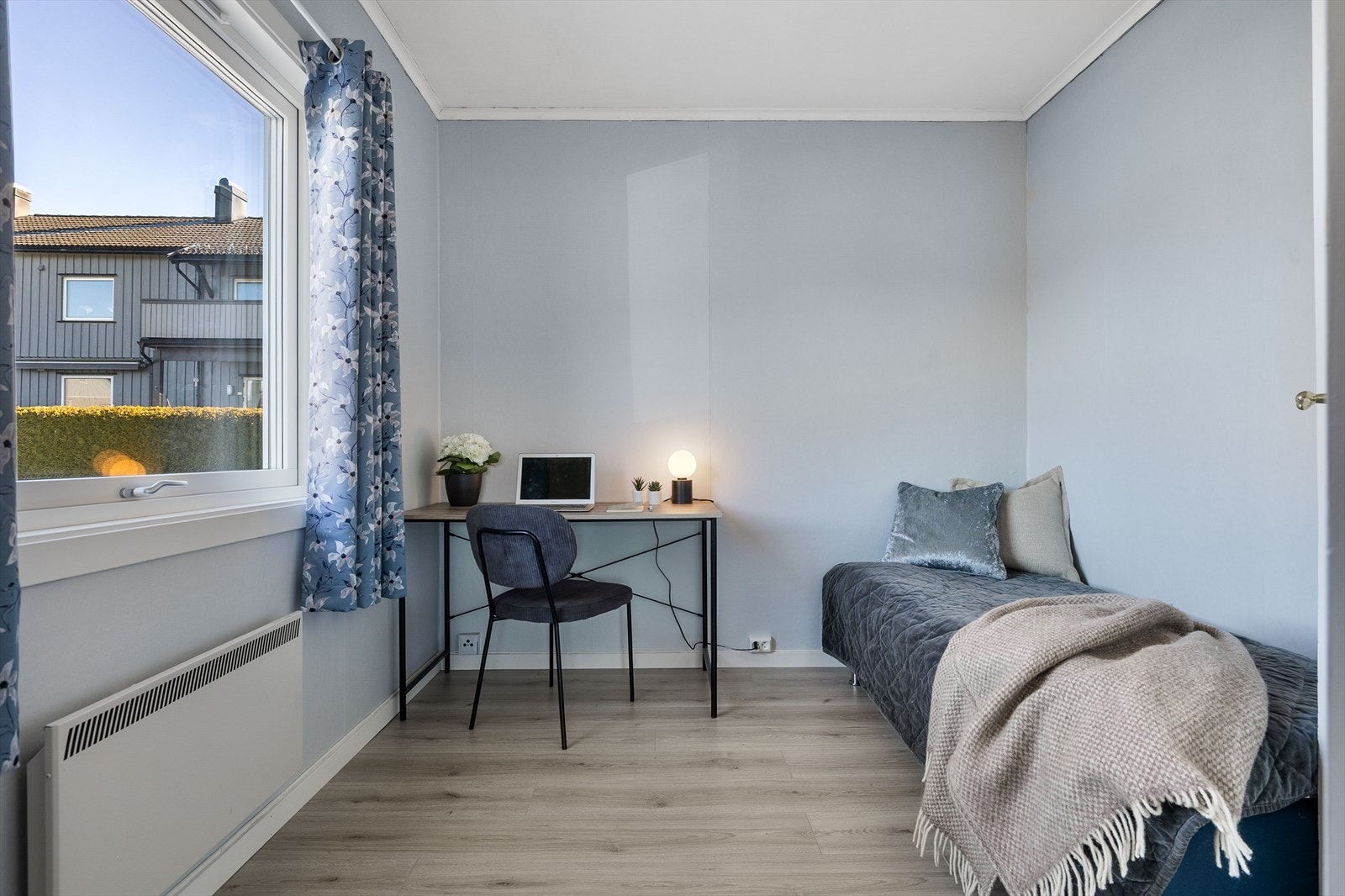 Det andre soverommet er fleksibelt og kan benyttes som barnerom, gjesterom eller hjemmekontor, avhengig av behov. Galleribilde