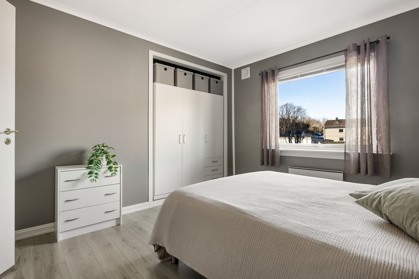 Hovedsoverommet har plass til dobbeltseng og romslige garderobeskap som sikrer god oppbevaringsplass. Galleribilde