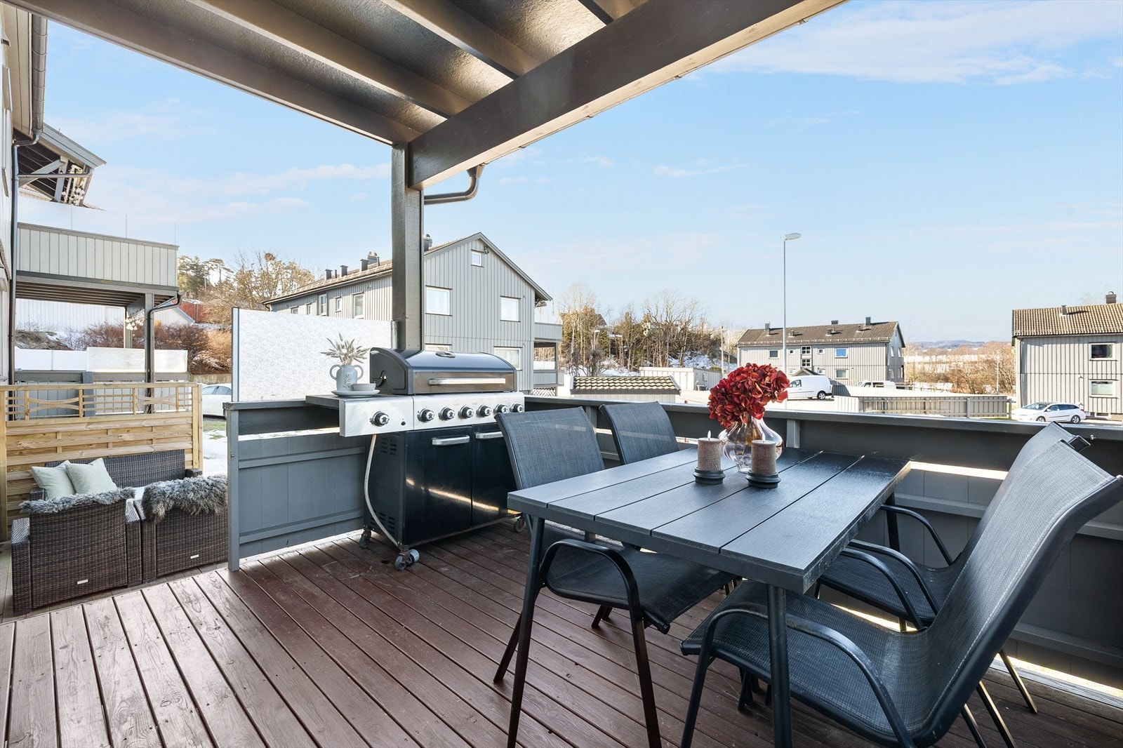 Perfekt for hyggelige dager utendørs, med mulighet for å sitte under tak - praktisk uansett vær! Galleribilde