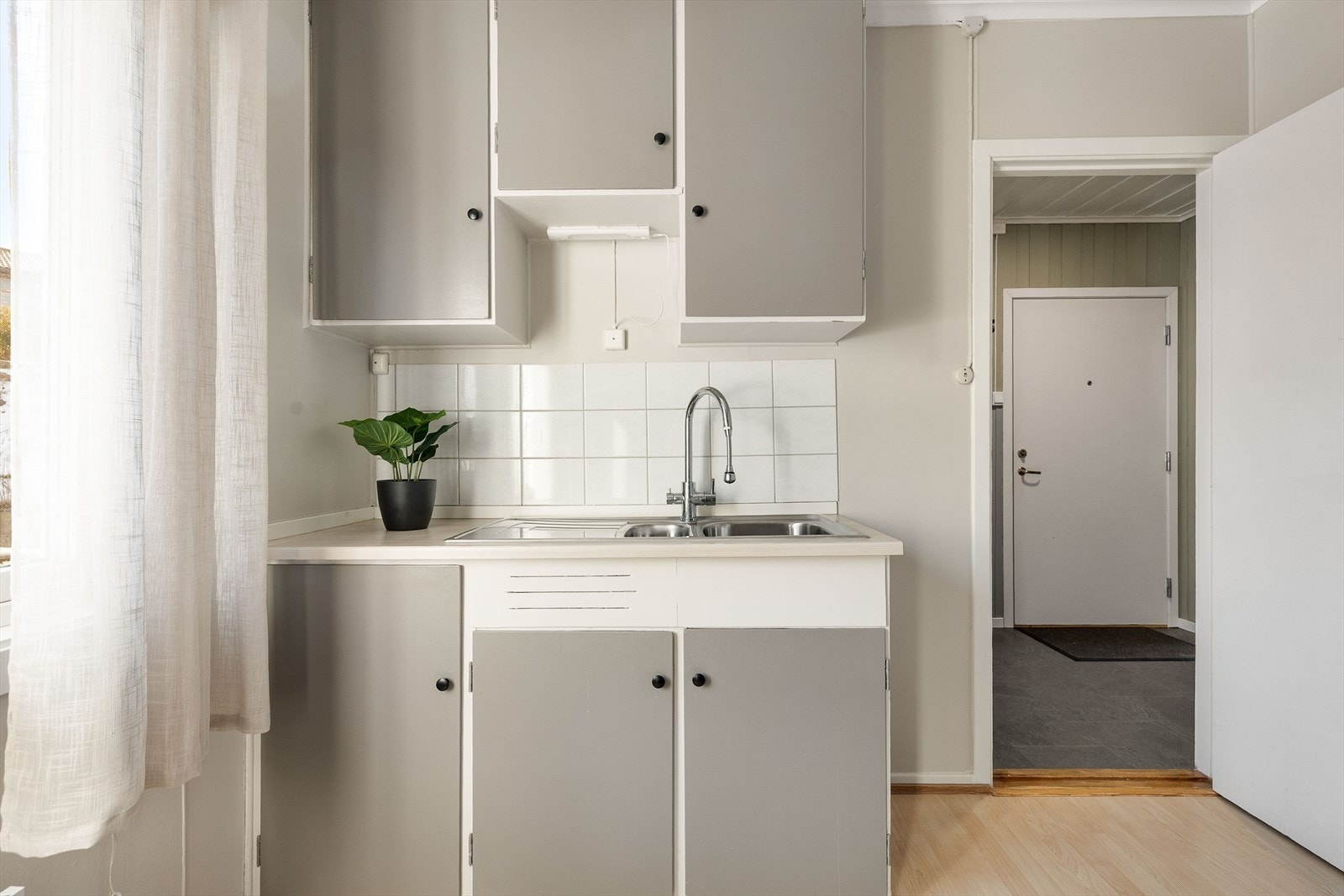 Fliser er montert over benken som sprutsone, noe som gjør rengjøringen enklere. Galleribilde