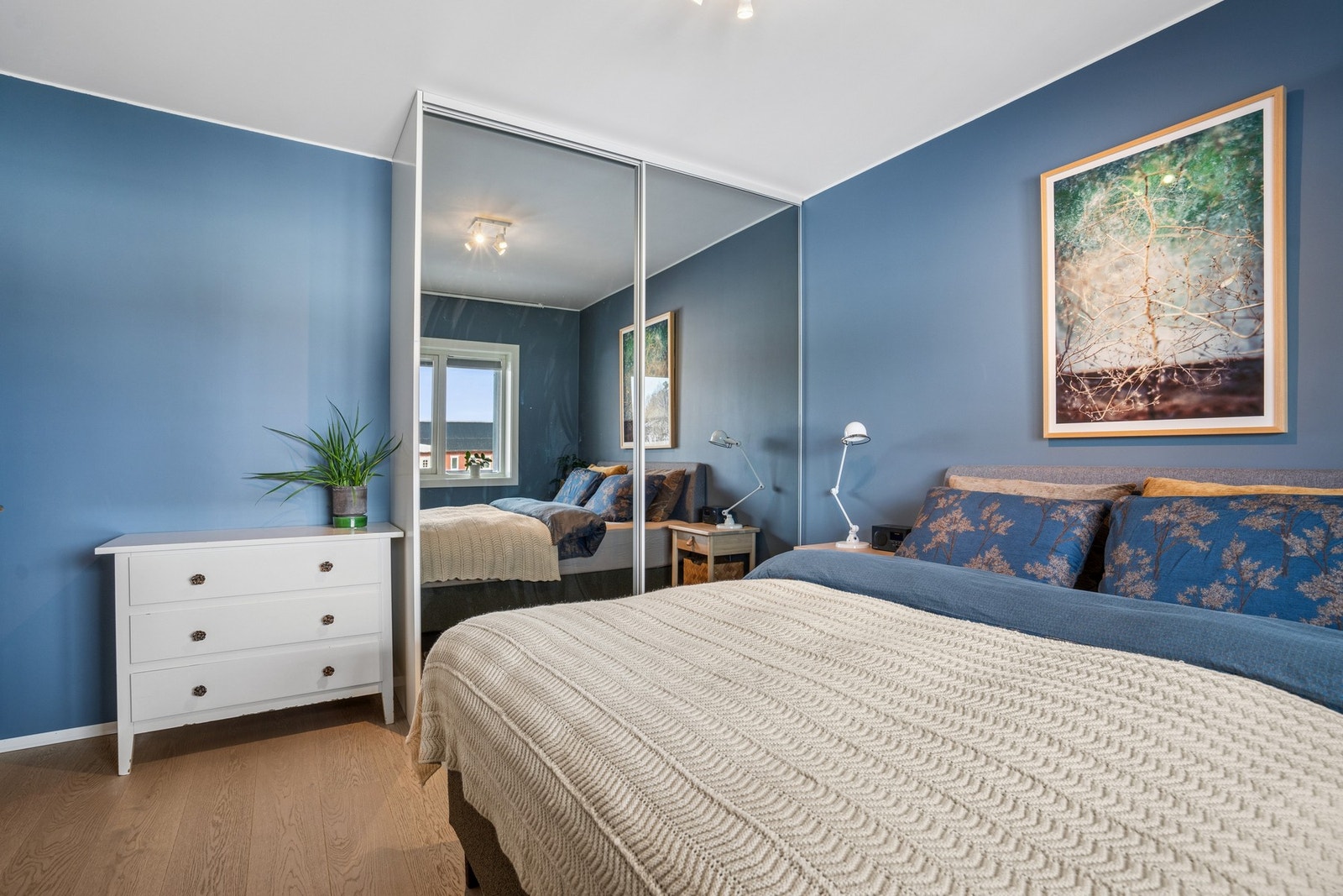 Praktisk skyvedørsgarderobe på soverommet, med plass og mulighet til flere kommoder/garderobeskap. Galleribilde