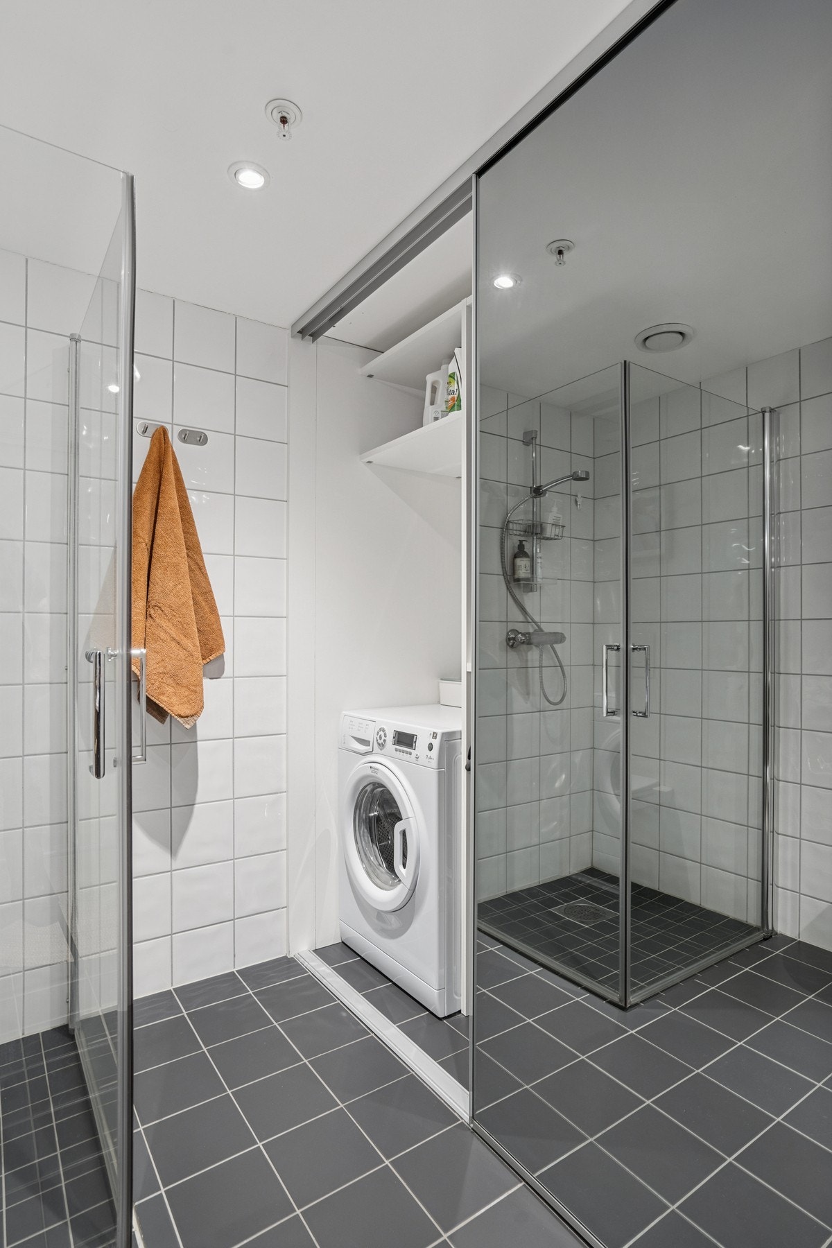 Praktisk løsning med plass til vaskemaskin og tørketrommel i skyvedørsgarderobe. Galleribilde