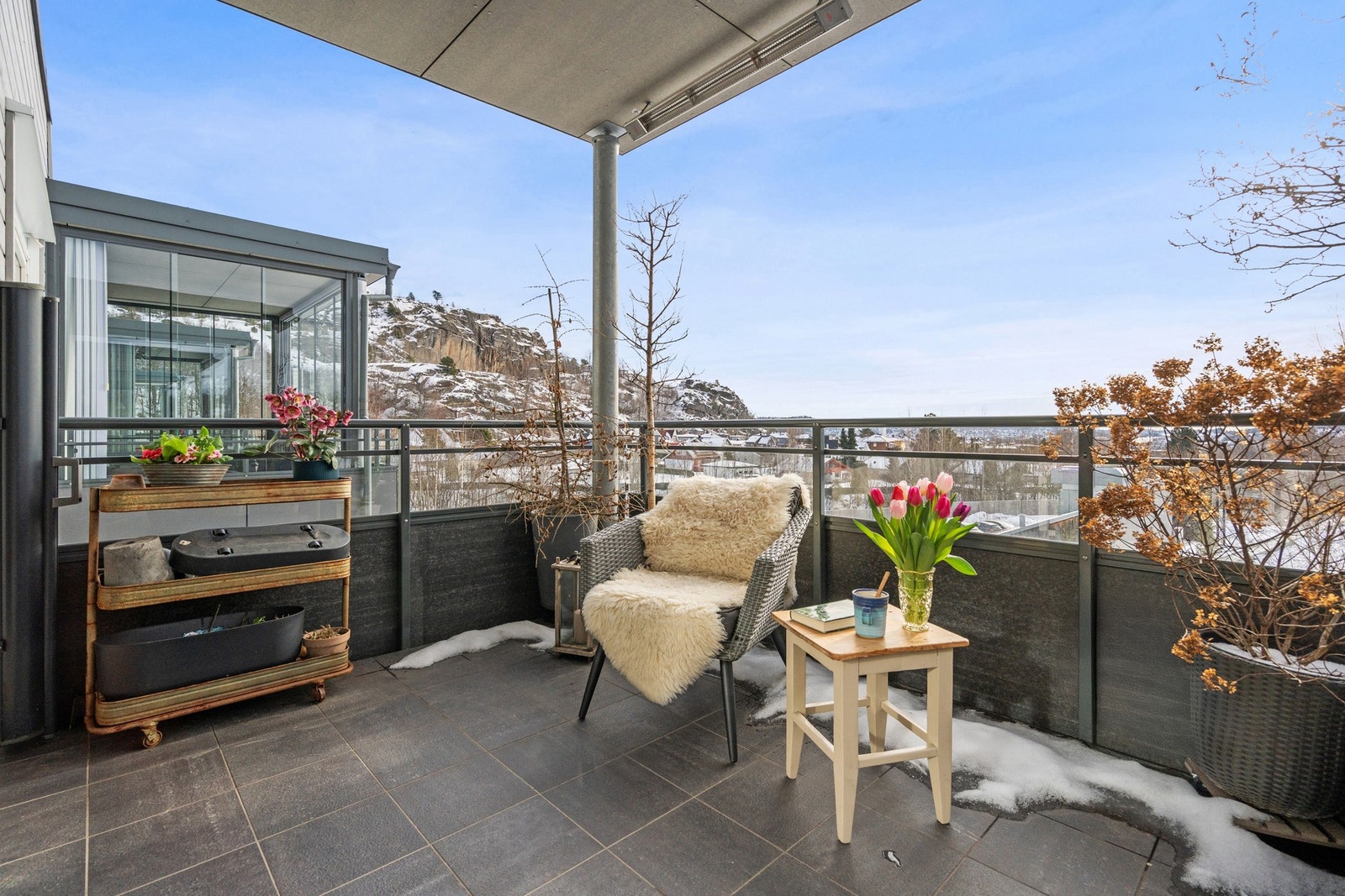 Attraktiv og overbygd balkong på ca. 10 kvm. Balkongen er sør-vest vendt og har sol fra morgen til kveld. Siste kveldssolen kommer ved inngangspartiet. Galleribilde