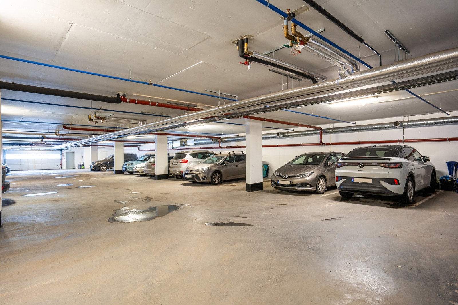 Parkering i garasje. Galleribilde