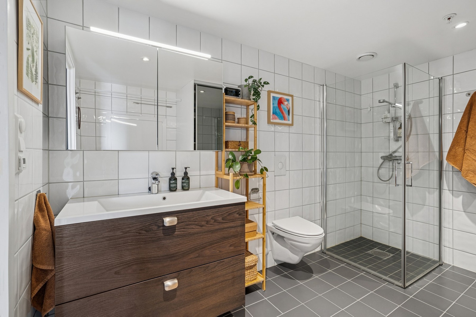 Pent flislagt bad med varmekabler i gulvet. Det er balansert ventilasjon. Galleribilde