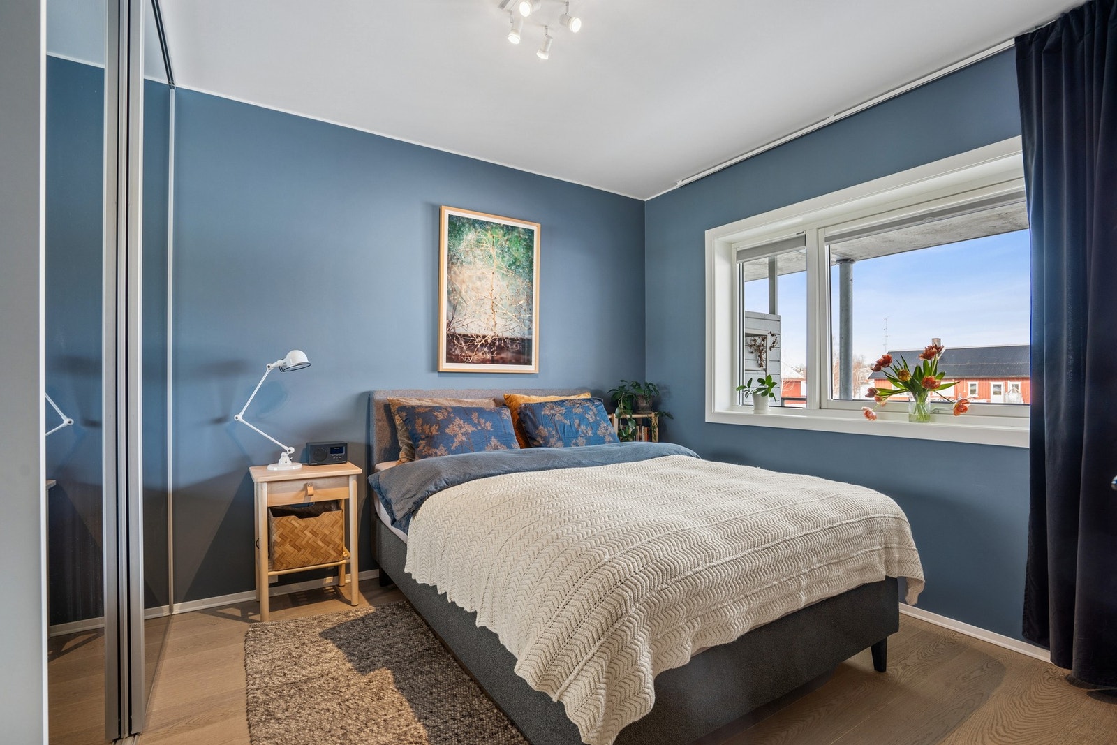 Hovedsoverommet er av god størrelse og har plass til stor seng og oppbevaring. Galleribilde