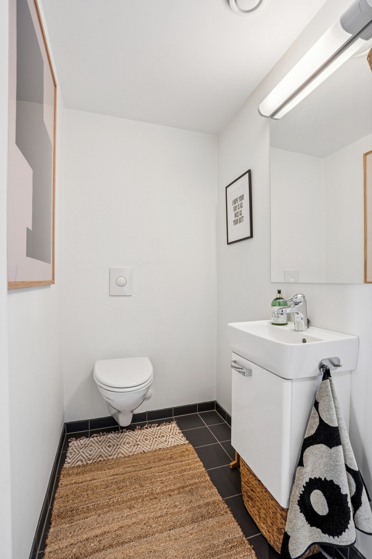 Ved badet er det et separat toalettrom. Galleribilde