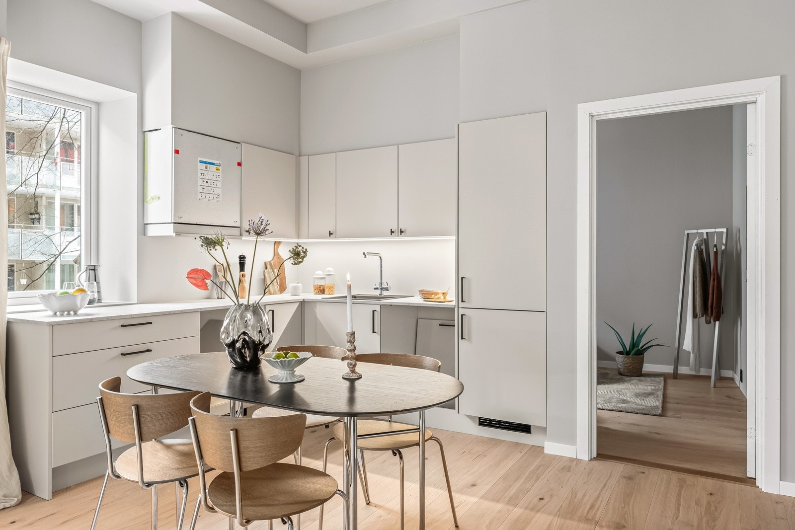 God plass til spisebord mellom kjøkkenet og sofa sonen. Galleribilde