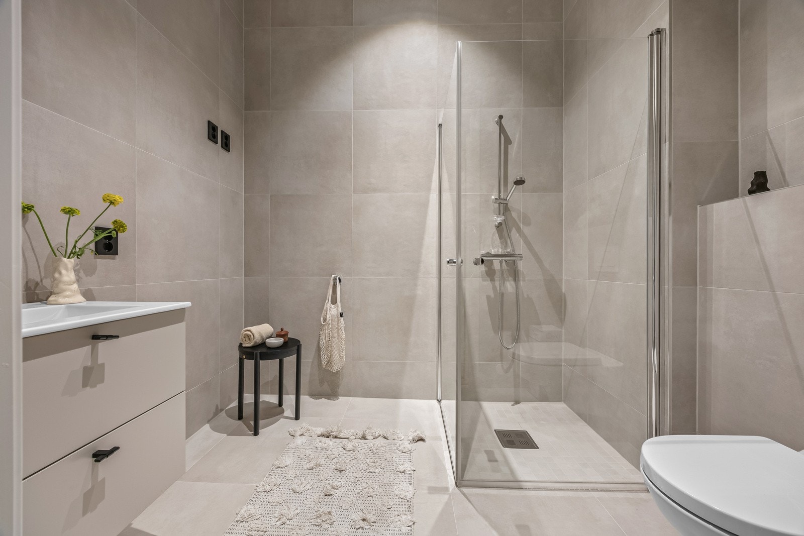 Flott flislagt baderom med opplegg for vaskemaskin. Galleribilde